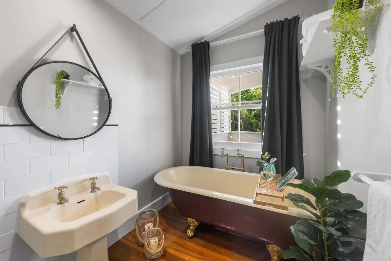 Stunning Beach House & Glamping Tent - Sunshine Coast Caloundra Holiday home