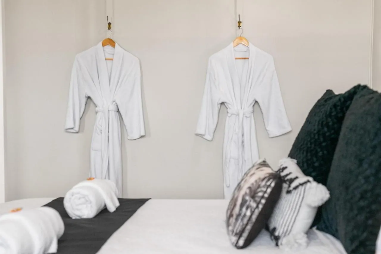 Stunning Beach House & Glamping Tent - Sunshine Coast Caloundra Holiday home